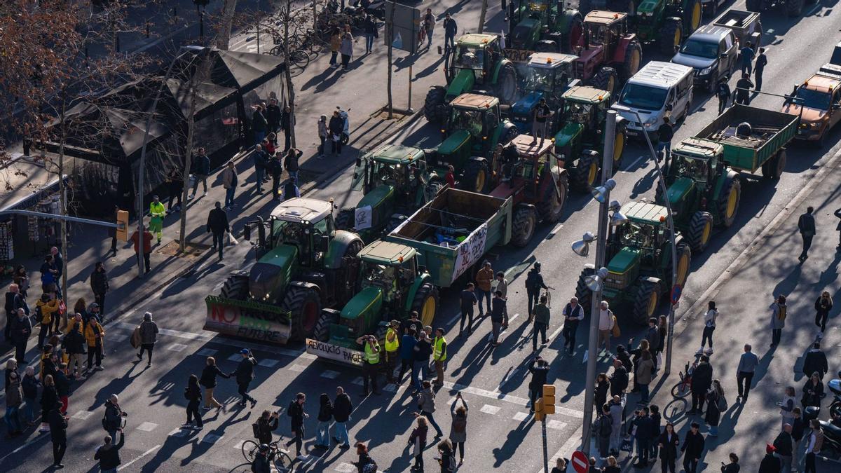 Tractores circulando por la Gran Via de Barcelona