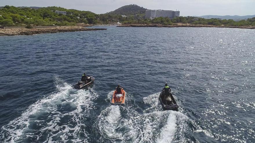Imágenes del simulacro del rescate de un bañista arrollado por una moto de agua y de un vertido de aceite en Ibiza