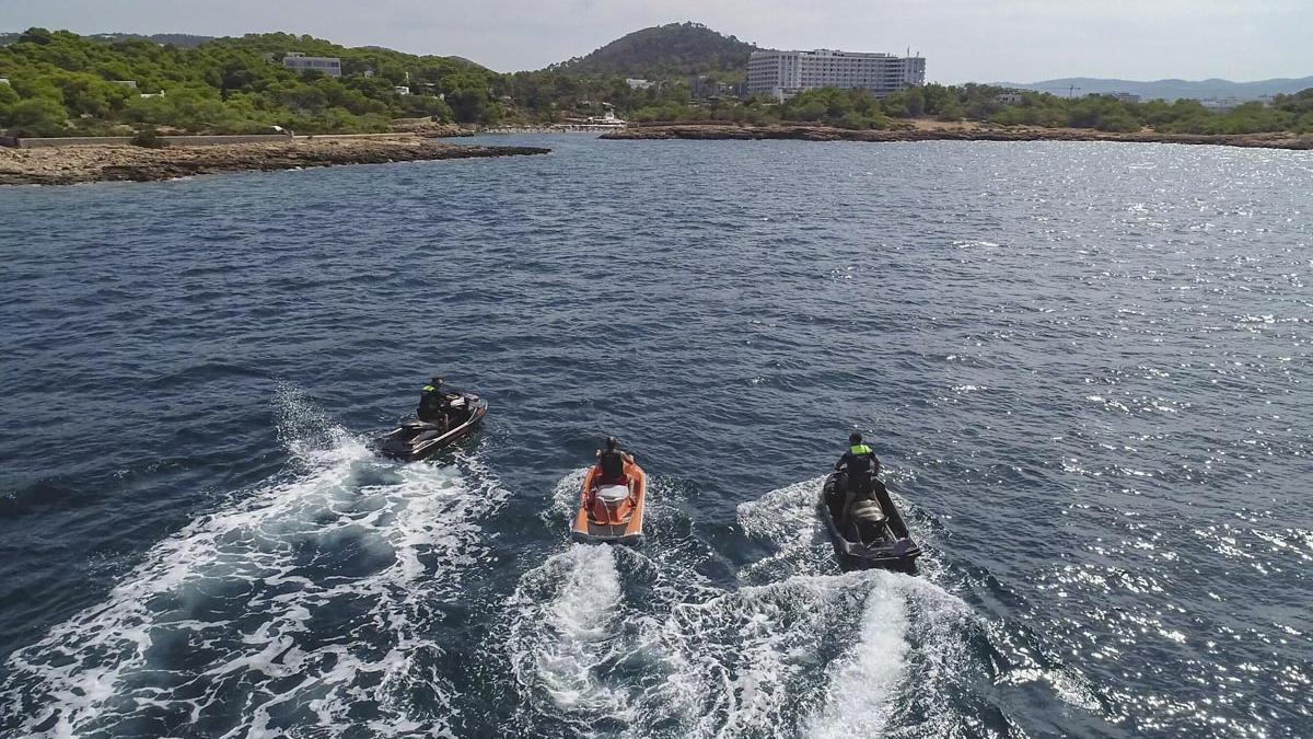 Así ha sido el simulacro de un vertido de aceite y un rescate de un bañista arrollado por una moto de agua en Ibiza