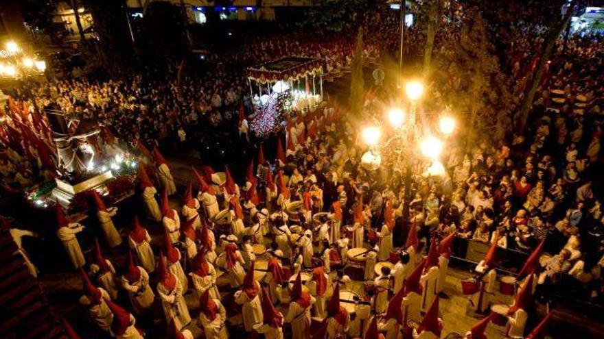 El buen tiempo y el reclamo turístico llenan las procesiones de Aragón