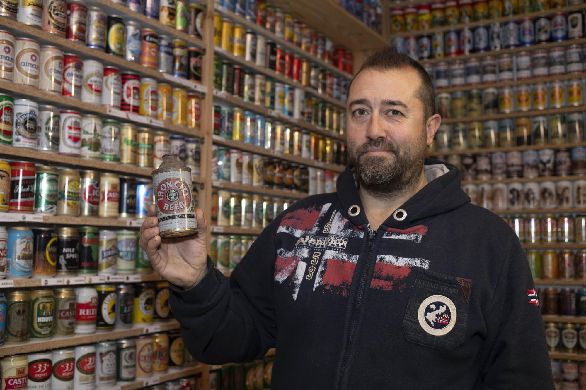 David Fortea atesora en Quesa la mayor colección de latas de cerveza de España