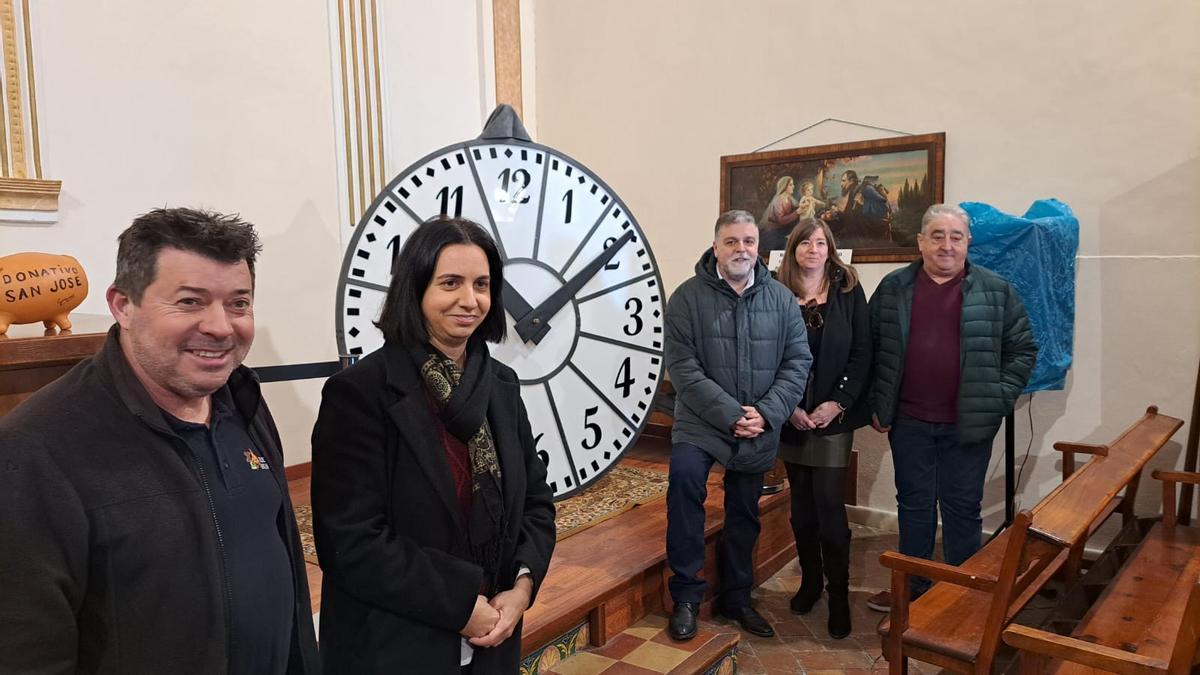 Esfera del reloj de la iglesia de Santa María que va a permanecer expuesto este fin de semana en la ermita de San José