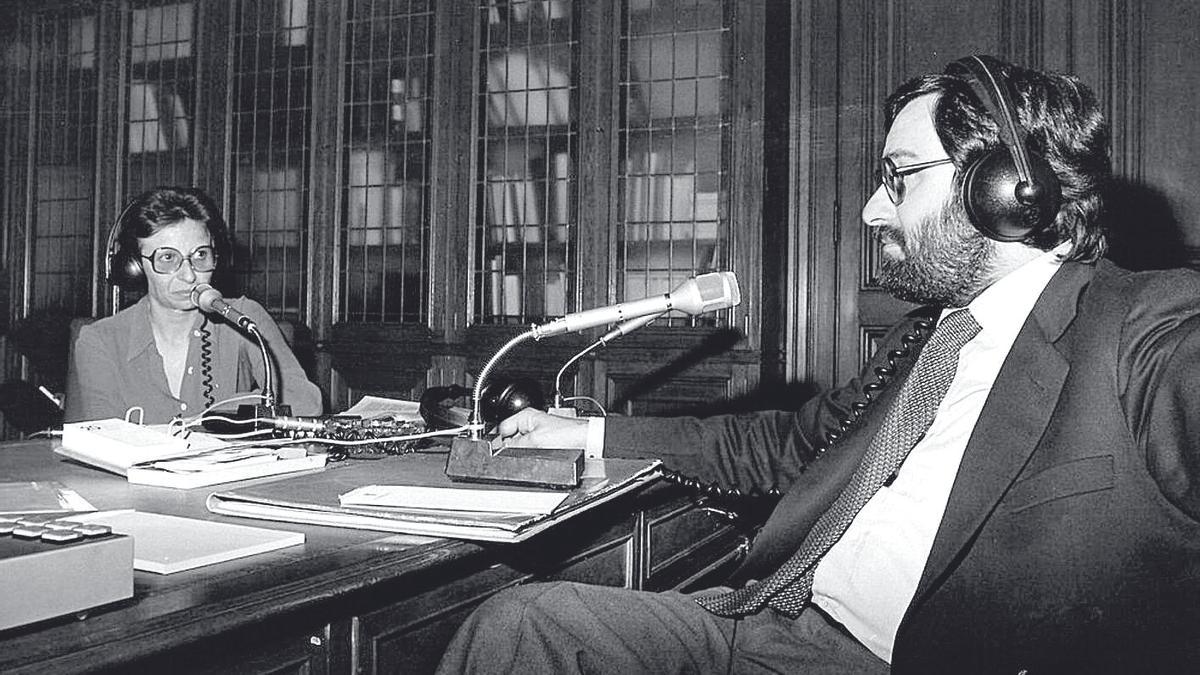 Montserrat Minobis entrevistant a Narcís Serra per Ràdio 4, entre 1980 i 1981, quan era alcalde de Barcelona.
