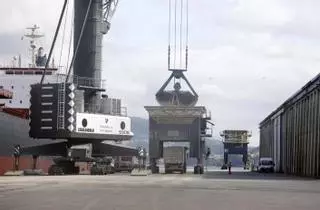 El descenso de graneles lastra al Puerto, con el peor primer semestre desde 2021