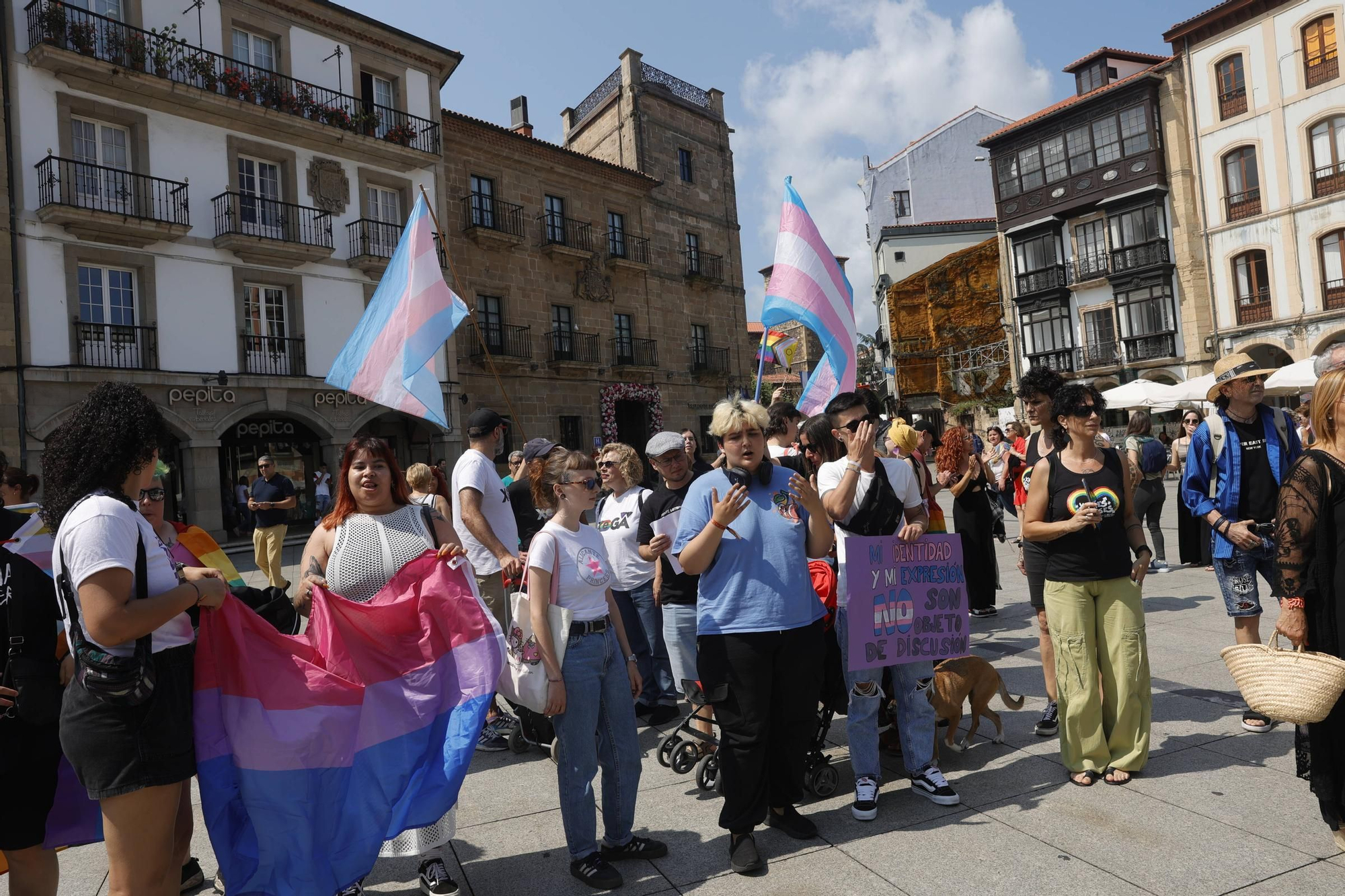 EN IMÁGENES: la Marcha del Orgullo LGTB por Avilés