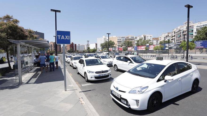 Radiografía al sector del taxi en València: falta servicio de noche y sobra los domingos