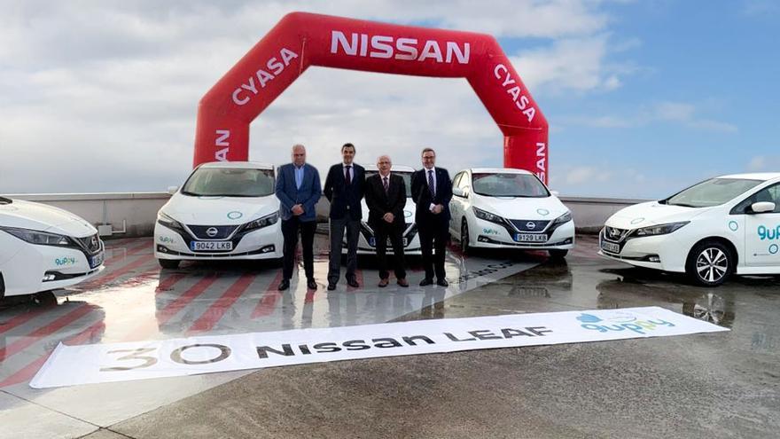 Miembros de Cyasa (Grupo Resnova), en la entrega de 30 vehículos eléctricos Nissan.