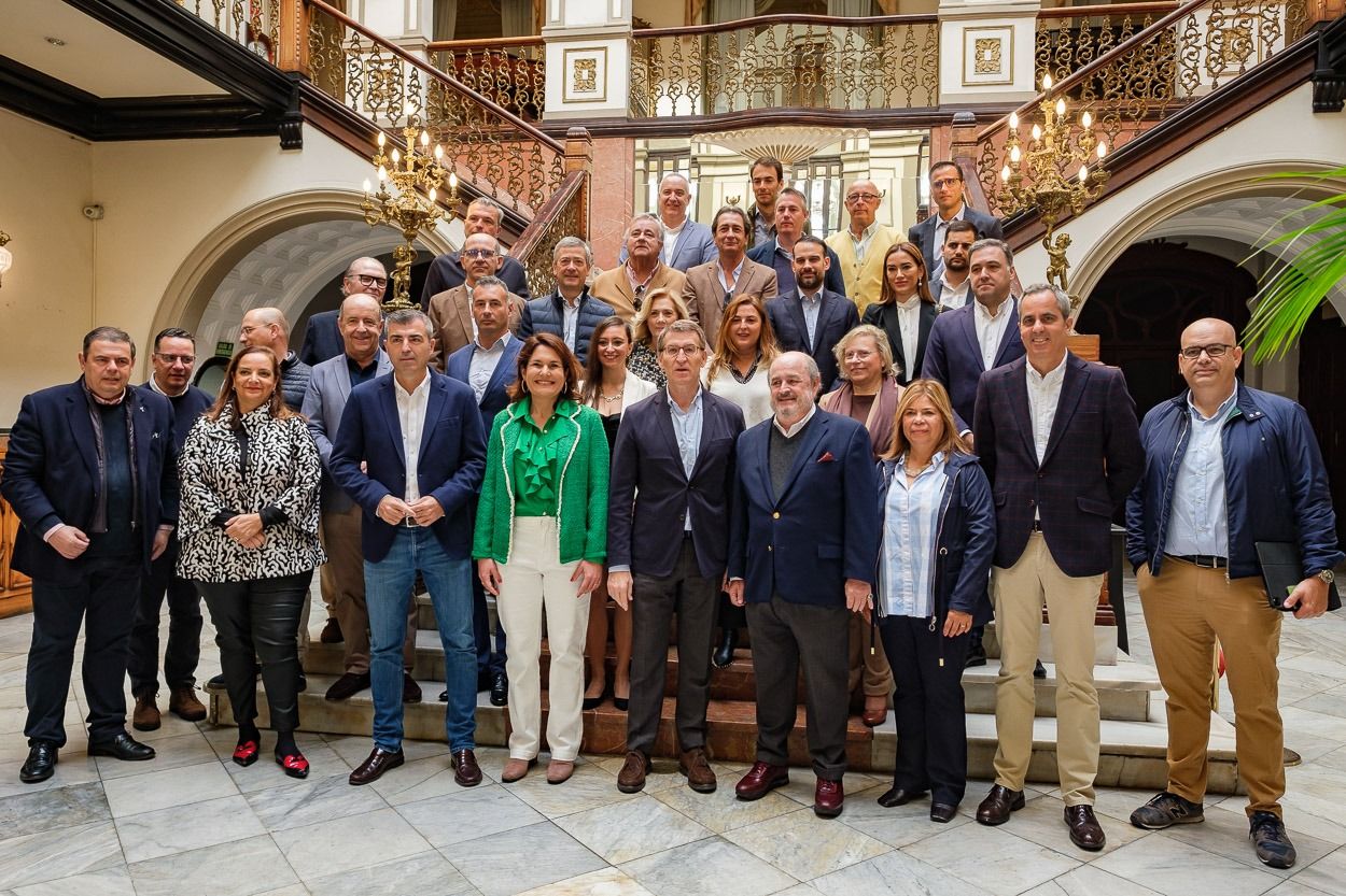 Feijóo, Manuel Domínguez y Jimena Delgado visitan el Gabinete Literario de Las Palmas de GC