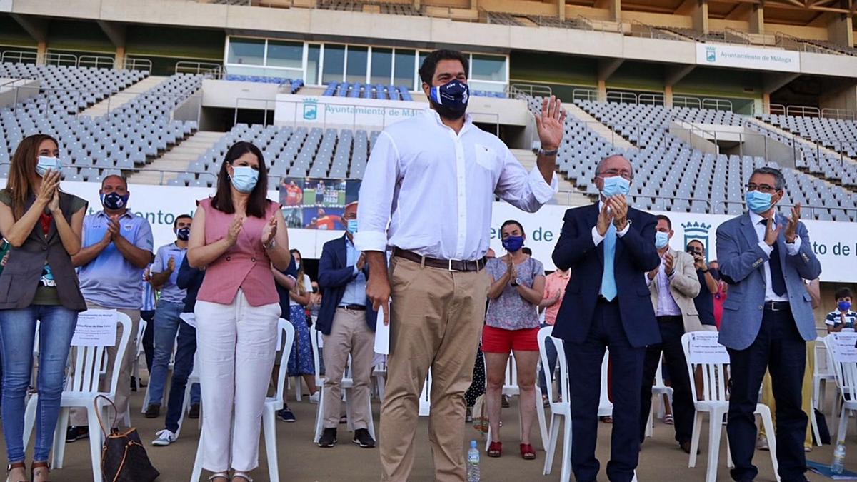 Borja Vivas, homenajeado en el Estadio de Atletismo de Málaga tras su retirada.