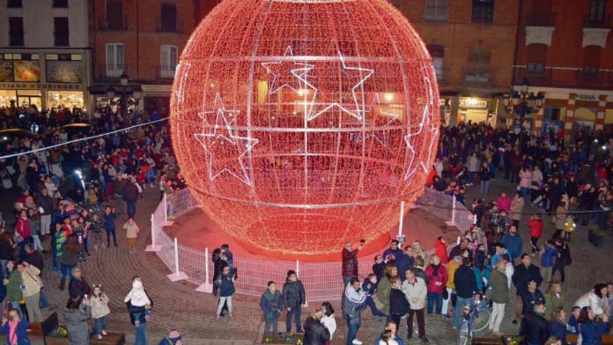 Un momento del acto oficial de inauguración de las luces de Navidad en la Plaza Mayor de Benavente. |