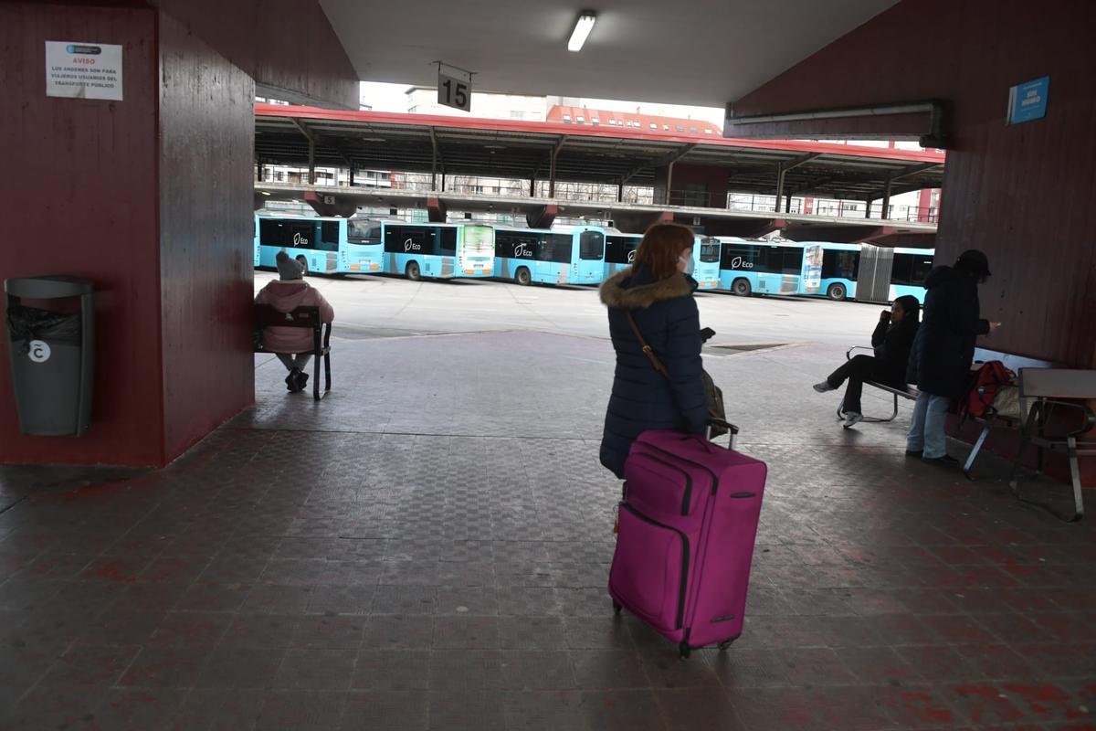 Dársenas vacías y autobuses parados en otra jornada de huelga de los buses interurbanos en A Coruña