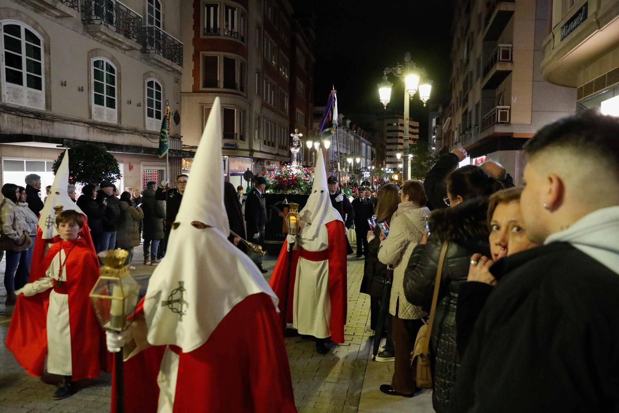 EN IMÁGENES: Avilés se llena en honor a Jesús de Medinacelli: así ha sido la procesión del Lunes Santo