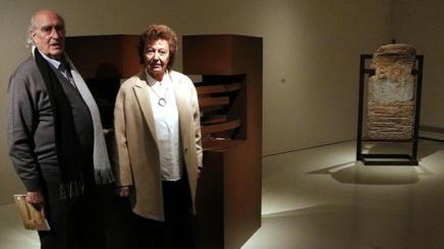 L&#039;artista Elisa Arimany i el comissari de l&#039;exposició, Francesc Miralles.