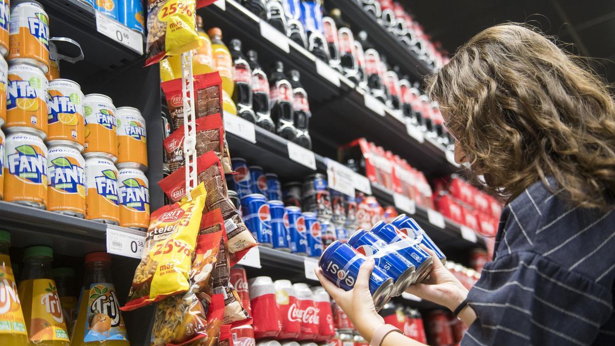 Los refrescos sin azúcar suelen incorporar colores distintos en el envase