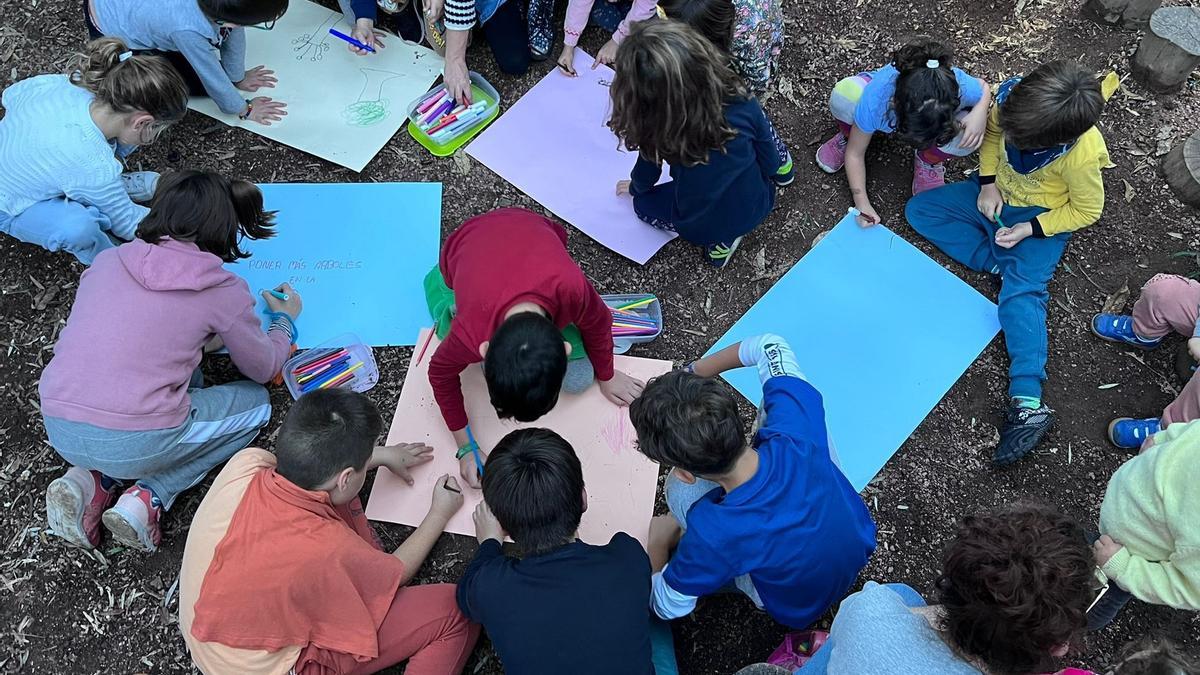 Los niños han plasmado sus ideas en murales.