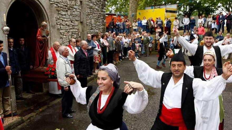 A la izquierda, ceremonia de baile tradicional asturiano, ayer, en Castiello. A la derecha, una exhibición de &quot;K-Pop&quot; en el Polígono