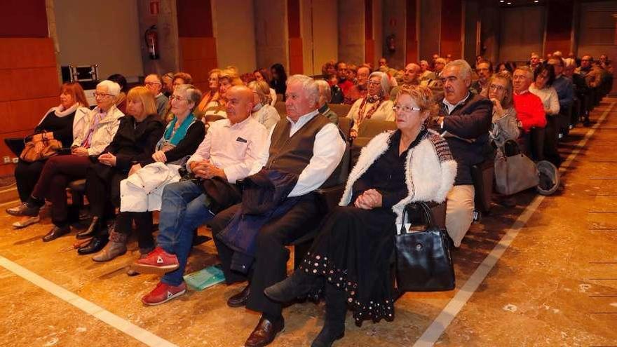 Público que asistió a la conferencia de ayer, en el Auditorio Municipal do Areal. // José Lores