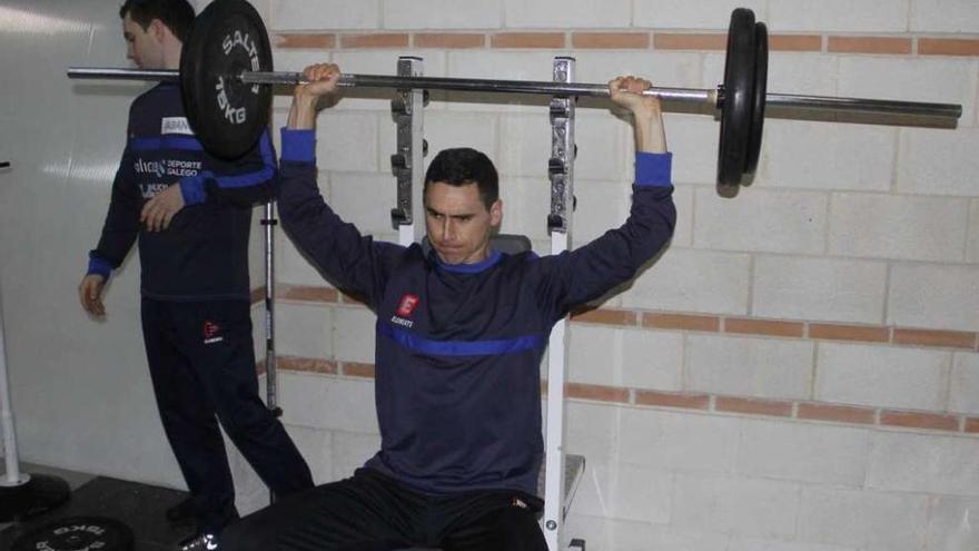 Casares y Lamariano, los dos lesionados del Cangas, en el gimnasio de O Gatañal. // Santos Álvarez