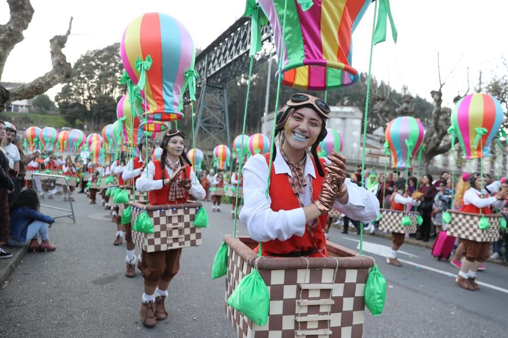 Redondela llena de colores sus calles // R. Grobas