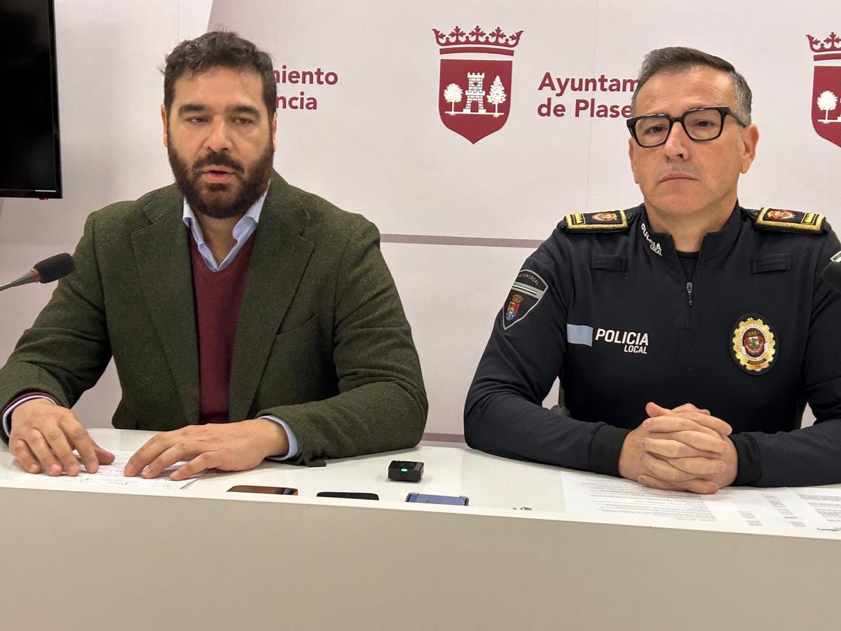 El edil de Interior (izquierda) y el intendente de la Policía Local, en la presentación del dispositivo de Semana Santa.