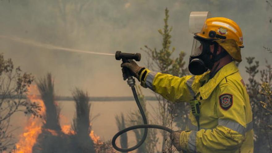 El incendio forestal en Perth sigue sin control después de tres días