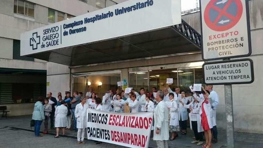 Una de las concentraciones realizadas frente al CHUO. // J. Regal