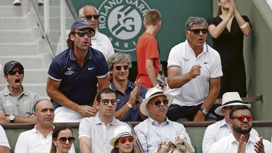 Carlos Moyá y Toni Nadal, con Carlos Costa en el centro, observan un punto del partido de ayer en París.