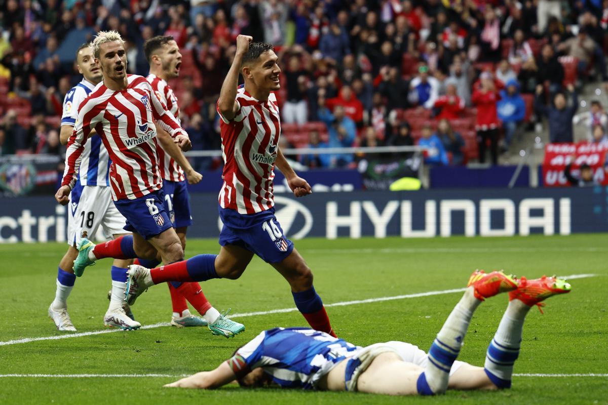 El defensa argentino del Atlético de Madrid, Nahuel Molina, celebra el tercer gol del equipo colchonero durante el encuentro correspondiente a la jornada 37 de Primera División en el estadio Metropolitano, en Madrid. EFE / Rodrigo Jiménez.