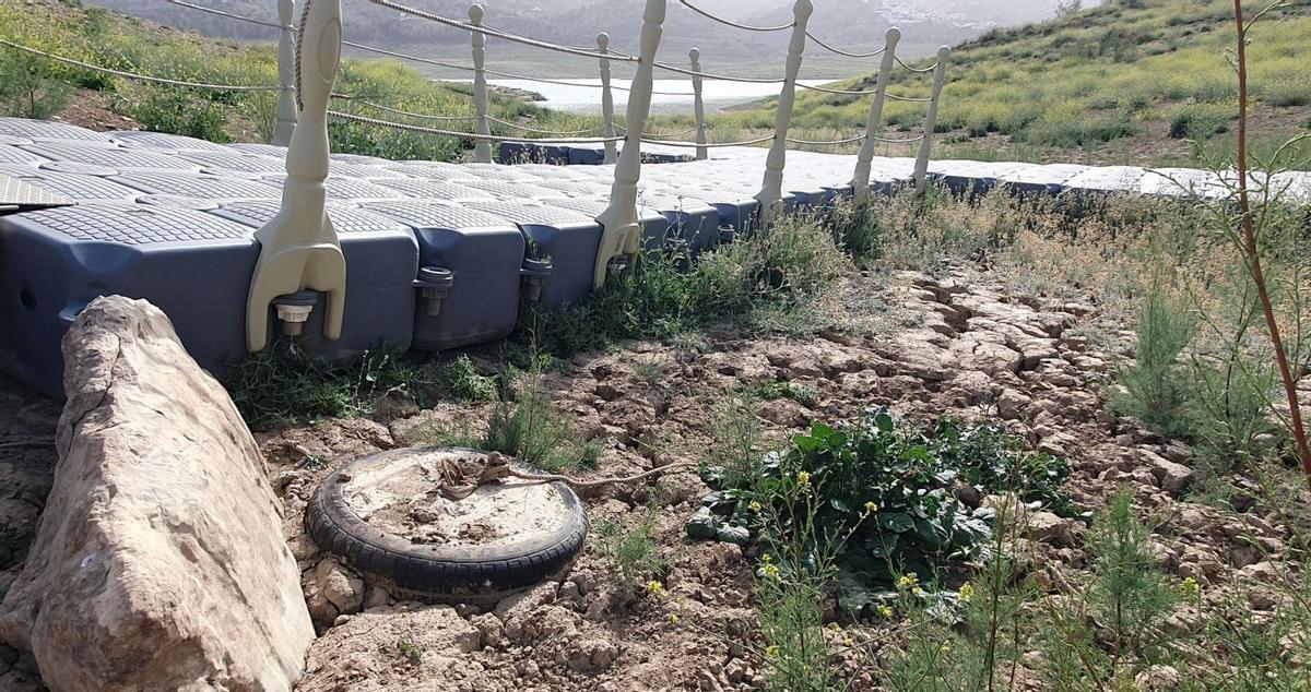 La Viñuela muestra un mes
más la peor cara en Málaga
de los embalses.  FRAN EXTREMERA