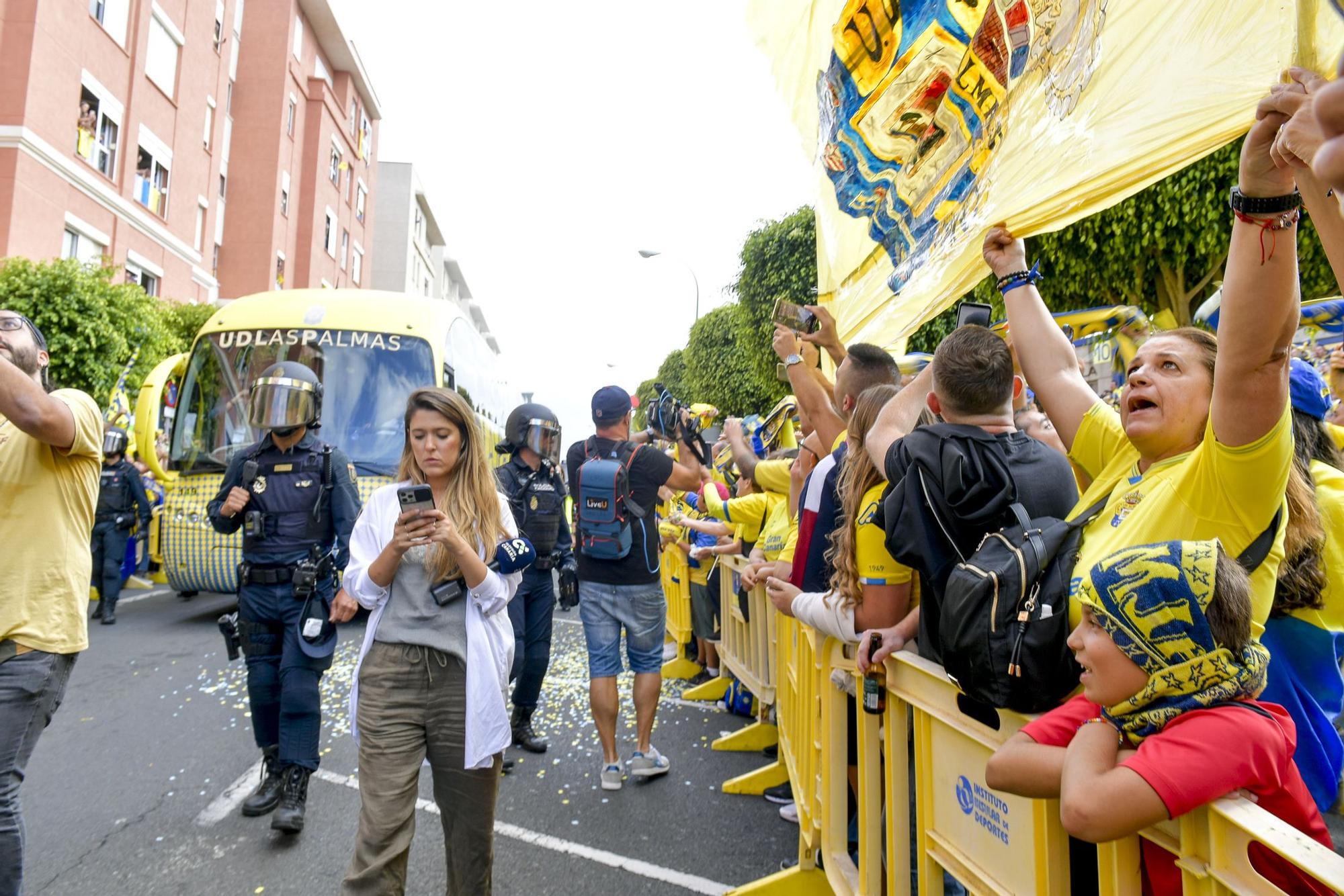 La afición recibe a la guagua de la UD Las Palmas en Fondos de Segura