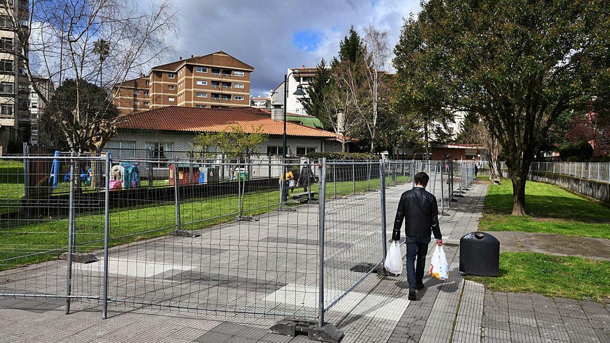 El paseo sobre el río Os Gafos en Campolongo está cerrado en buena parte de su trazado. |   // G. SANTOS