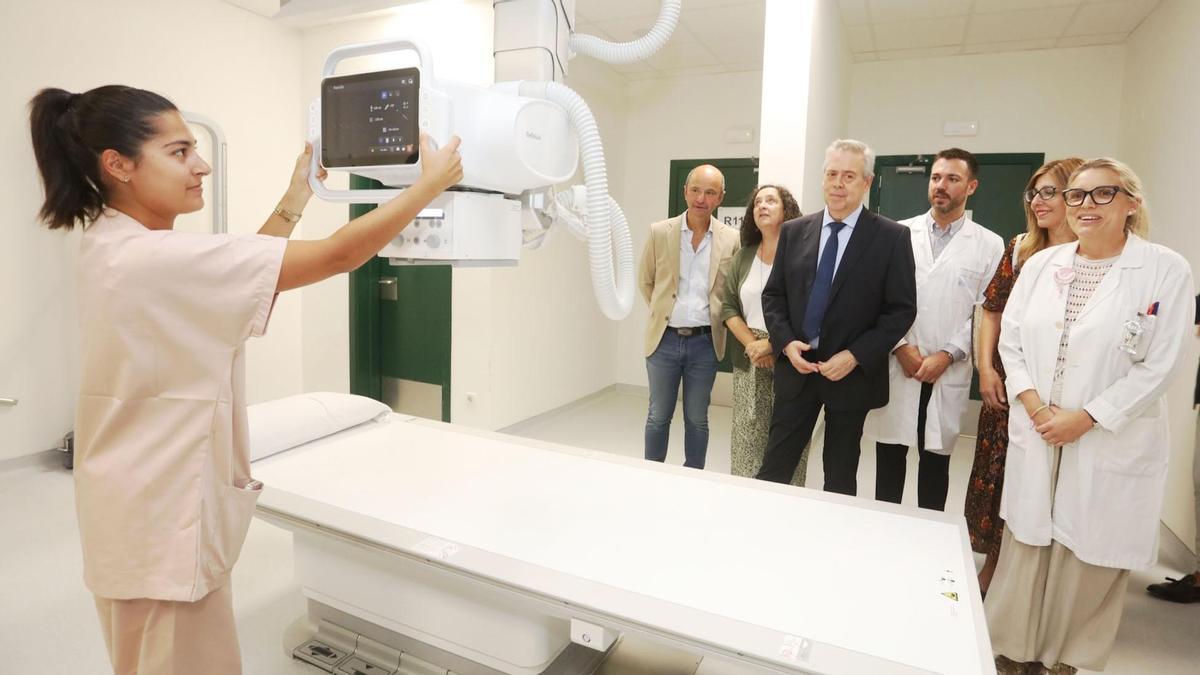 Gómez Caamaño, tercero por la izquierda, con las demás autoridades y personal sanitario, este miércoles en el Hospital del Barbanza.