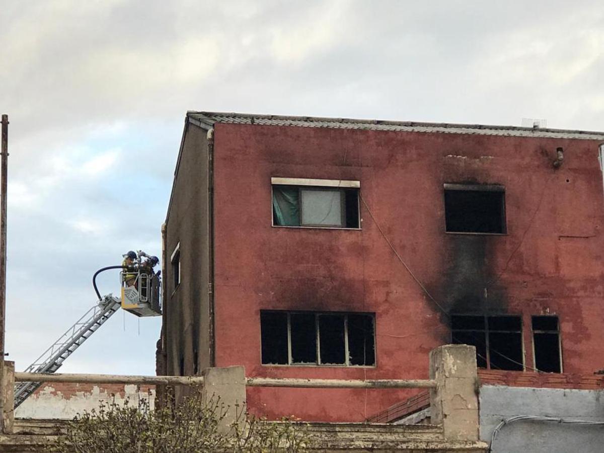Al menos dos muertos en un incendio en Badalona Al menos dos muertos en un incendio en Badalona
