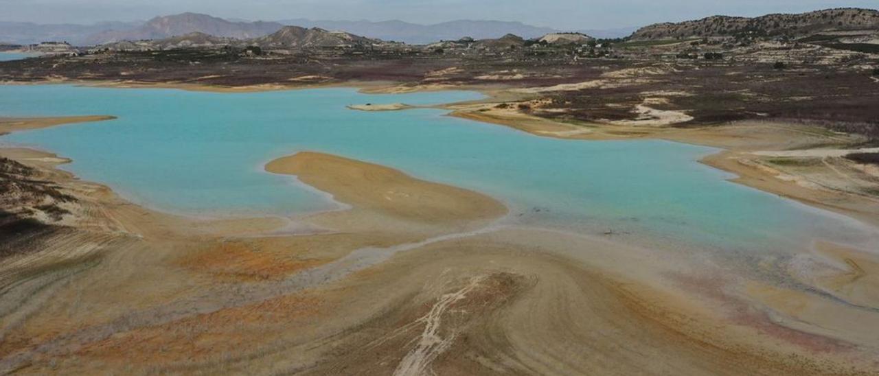 Embalse de la Pedrera, en Alicante, que ha ganado tres hectómetros en los últimos días. | TONY SEVILLA