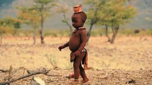 Quatre nadons són seguits durant el seu primer any de vida en llocs dispars de la Terra.