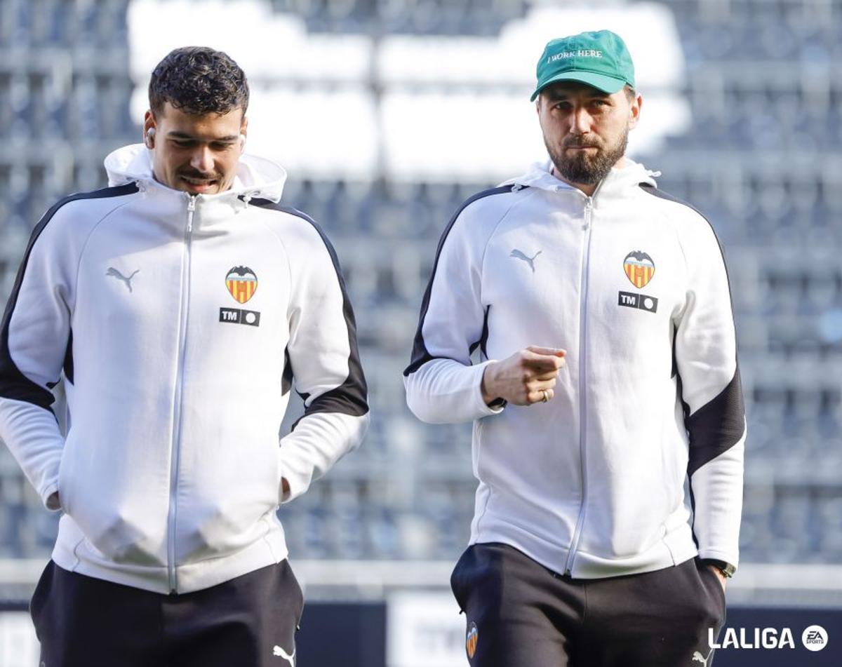 Dimitrievski, a la derecha, junto a Ugrinic, antes del Valencia - Espanyol