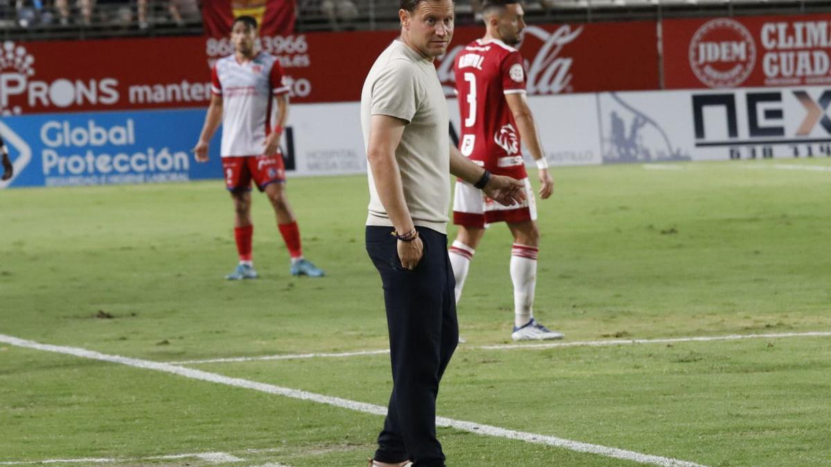 Mario Simón, en el área técnica durante el partido contra el Calahorra. | JUAN CARLOS CAVAL