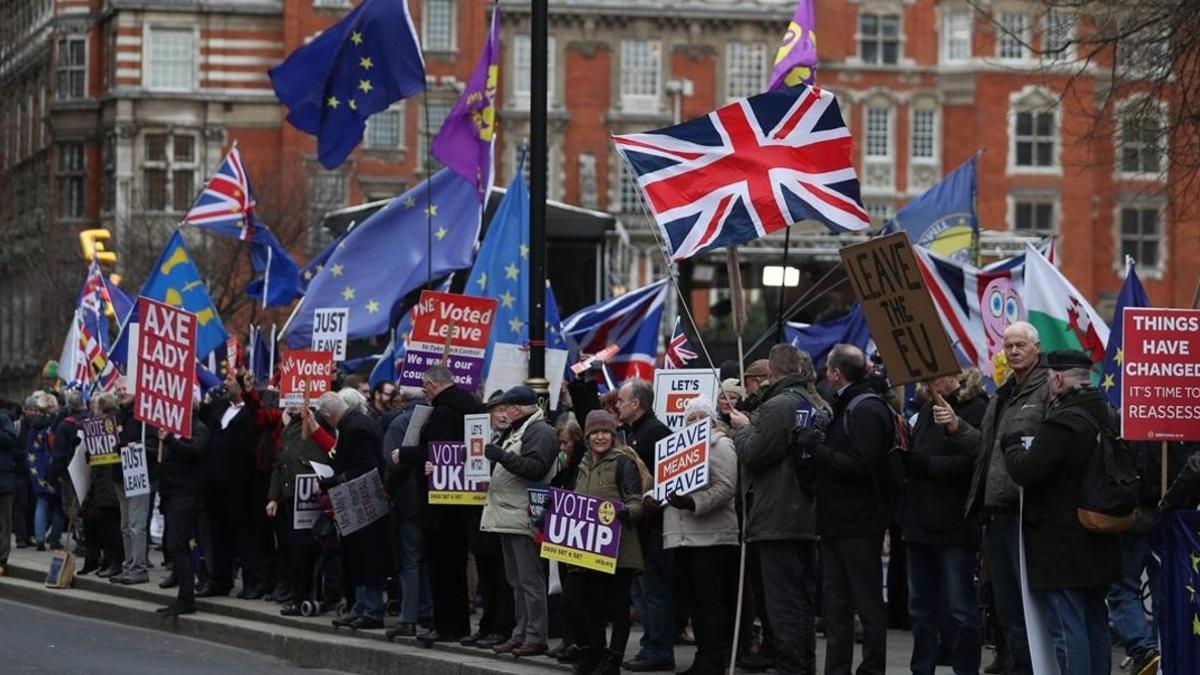 Partidarios y contrarios al 'brexit' ante el Parlamento europeo.