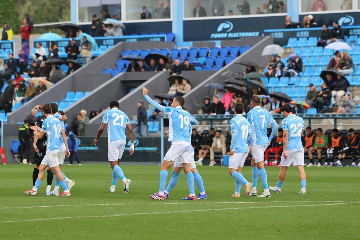 Los jugadores de la UD Ibiza celebran el gol de Eslava en el último partido