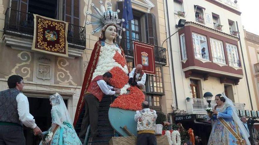 Las fallas de Benicarló viven uno de sus momentos culminantes con la ofrenda