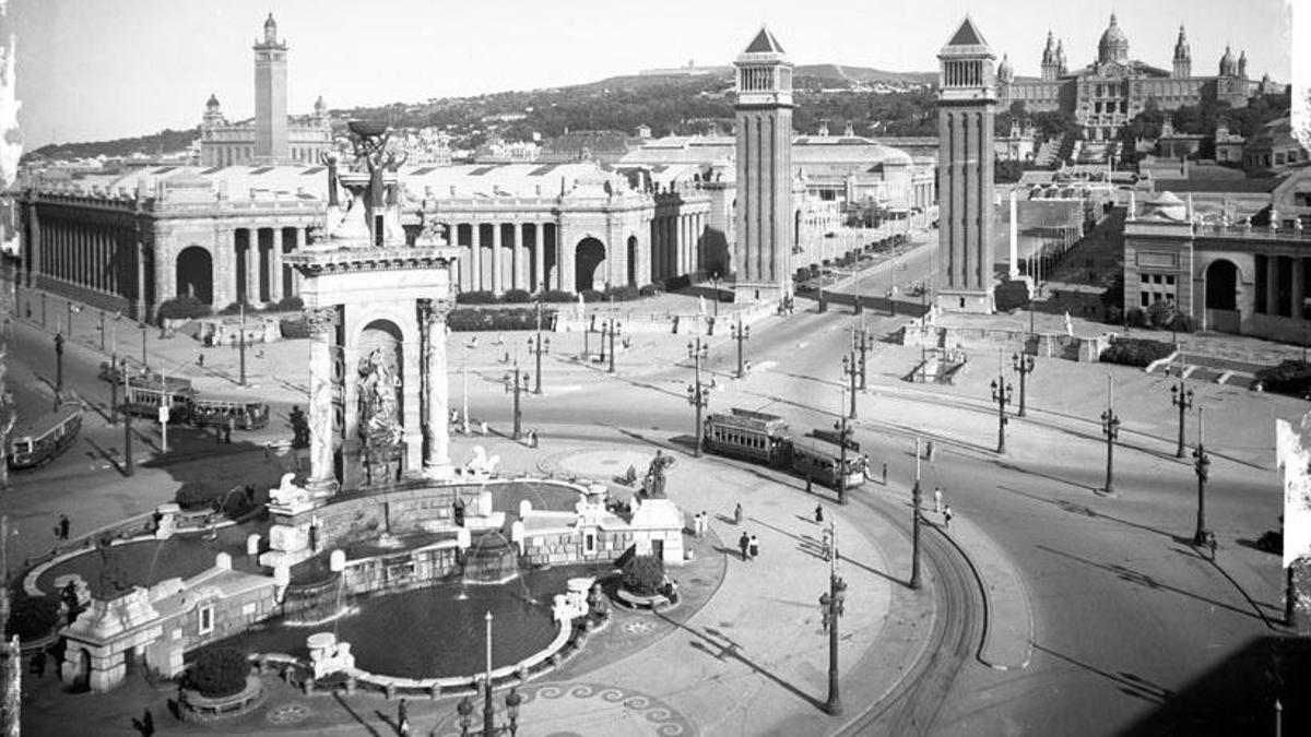 Foto de la plaza de Espanya en la que se aprecian de lejos las cuatro estatuas, a falta de imágenes más cercanas de estas.