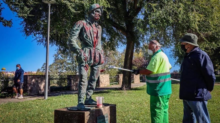 Limpieza tiene dificultades para retirar la pintura de las estatuas en Badajoz