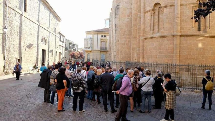 Un grupo de turistas pasea por el casco antiguo.