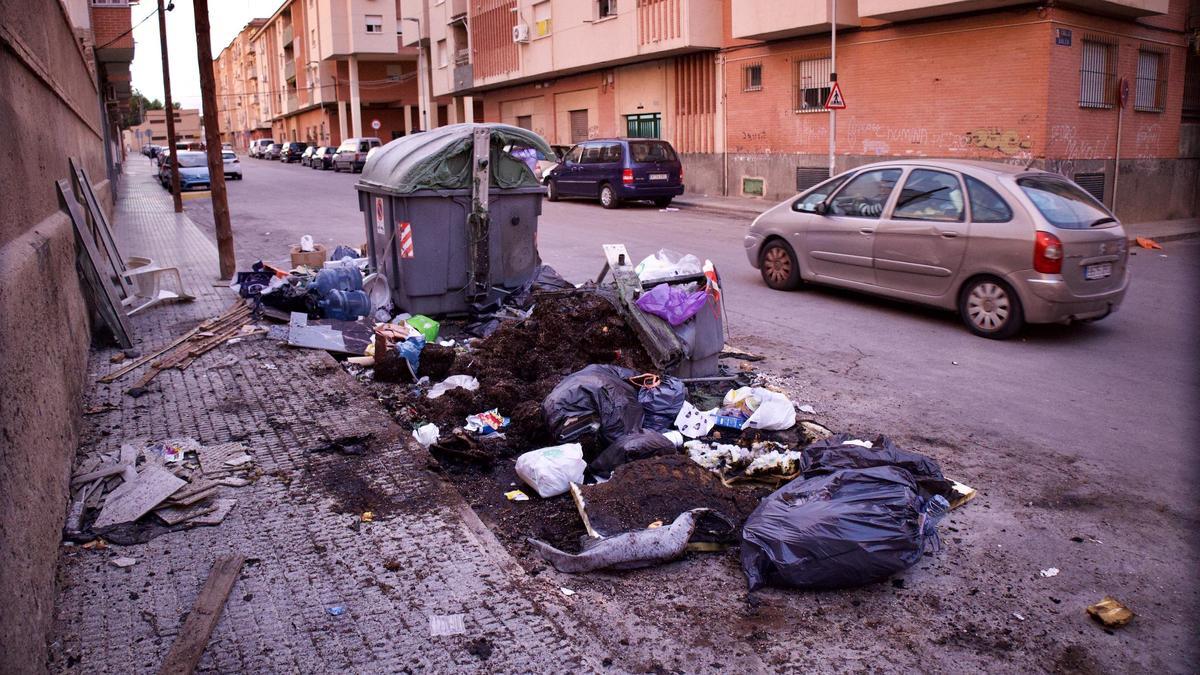 Estado en el que ha quedado uno de los contenedores incendiados en el barrio del Espíritu Santo de Espinardo