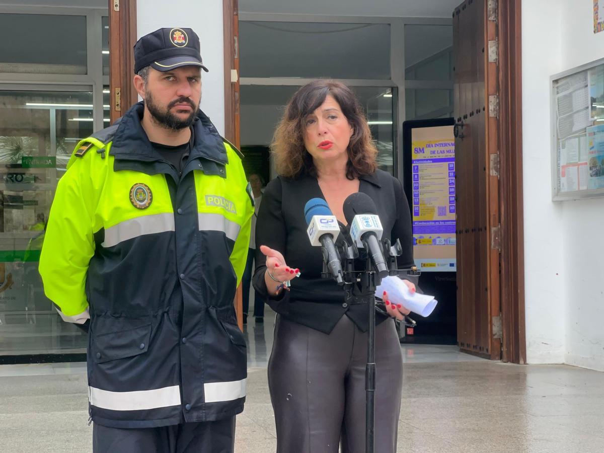 Rafael Martínez y Matilde Esteo informan sobre el suceso a las puertas del ayuntamento palmeño.
