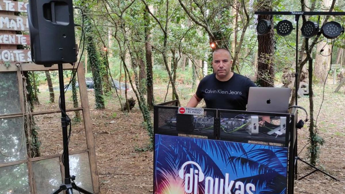 El autónomo DJ Pukas, con su mesa de DJ.   | // LA OPINIÓN