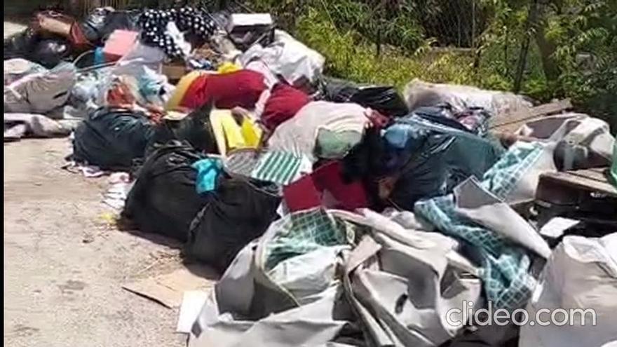 Vecinos del Camino de las Casas en Sangonera la Seca protestan por la basura acumulada en la vía