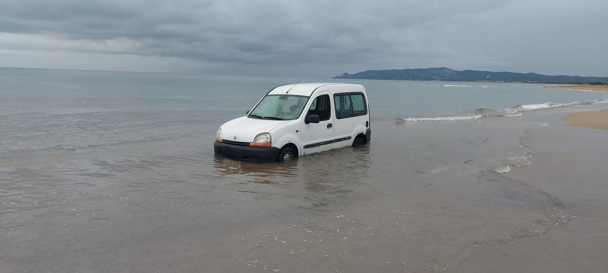 La furgoneta &quot;aparcada&quot; a dins de l'aigua a l'Estartit