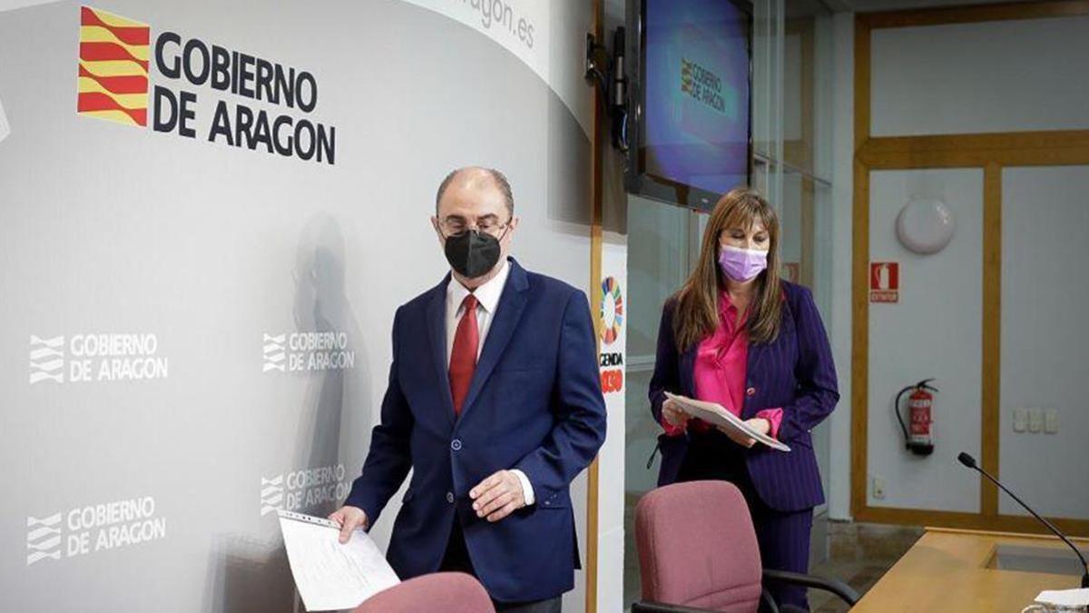 Javier Lamban  presidente de Aragon  y Sira Repolles  consejera de Sanidad  este miercoles  - CHUS MARCHADOR