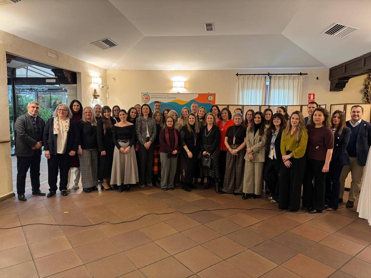 Foto de familia con los enfermeros homenajeados.
